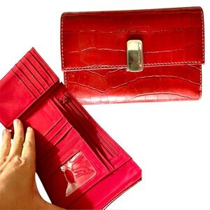 Liz Claiborne Beautiful Red Faux Leather Croc Wallet Organizer Many Pockets